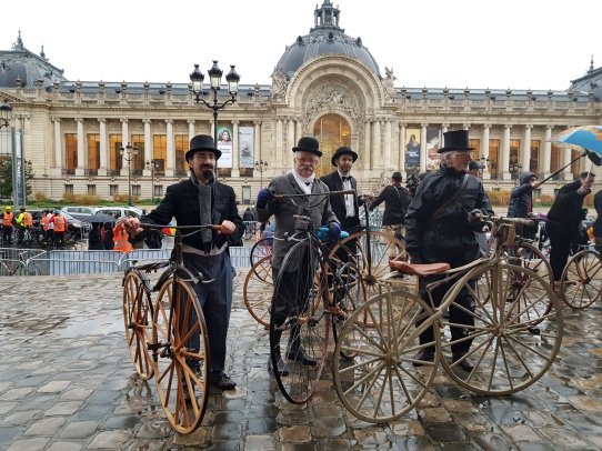 14. Les vélocipédistes prennent position sur le parvis du Grand Palais, face au Petit Palais
